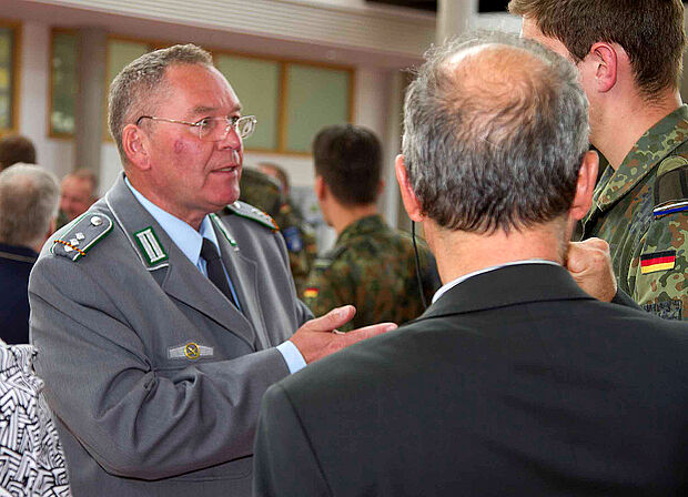 Uwe Köpsel im Gespräch mit Gästen. (Foto: Schöne/OSH-FMZ)