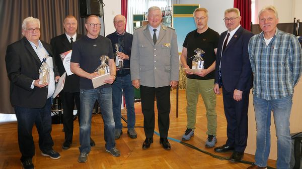 Mandatsträger mit den ausgezeichneten Wittmundern. Foto: DBwV/LV Nord