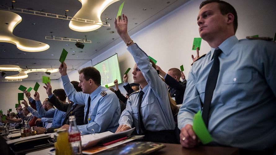 Die Delegierten der Hauptversammlung bestätigten den Beschluss des Bundesvorstandes, für die Tarifrunde 2018 eine Tariferhöhung zu fordern Foto: DBwV/Scheurer