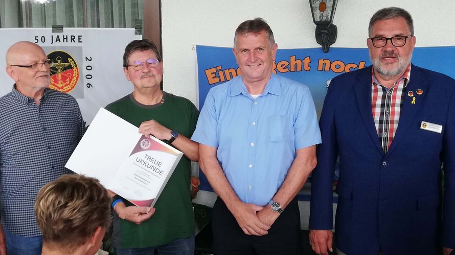 KERH-Vorsitzender Jürgen Stirn mit dem beim Grillfest geehrten Kameraden Stabsfeldwebel a.D. Horst Rohrbach sowie Bernhard Hauber und Ernst Wendland. Foto: Uwe Paul