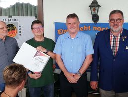 KERH-Vorsitzender Jürgen Stirn mit dem beim Grillfest geehrten Kameraden Stabsfeldwebel a.D. Horst Rohrbach sowie Bernhard Hauber und Ernst Wendland. Foto: Uwe Paul