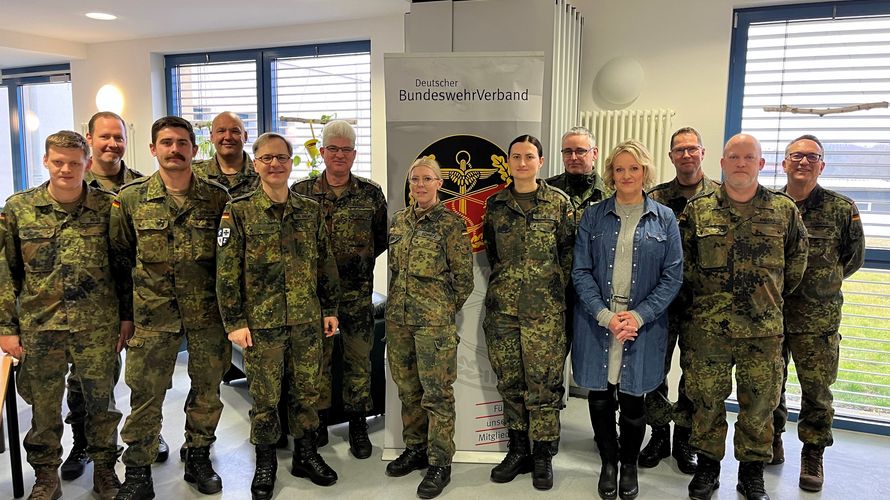 Eine tolle Mannschaft hat sich formiert, freut sich auch Bezirksvorsitzender Oberstleutnant Michael Schwab, der in Mayen die Wahl der Truppenkameradschaft leitete. Foto: Oberstlt Dr. Dirk Drews                                                                           