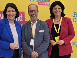 Ehrengast beim Parteitag der rheinland-pfälzischen FDP: Der Stellvertreter des Landesvorsitzenden West, Stabsfeldwebel Volker Keil, hier mit der stellvertretenden Vorsitzenden der FDP-Bundestagsfraktion Carina Konrad (r.) und der Ministerin für Wirtschaft, Verkehr, Landwirtschaft und Weinbau des Landes Rheinland-Pfalz, Daniela Schmitt. Foto: privat