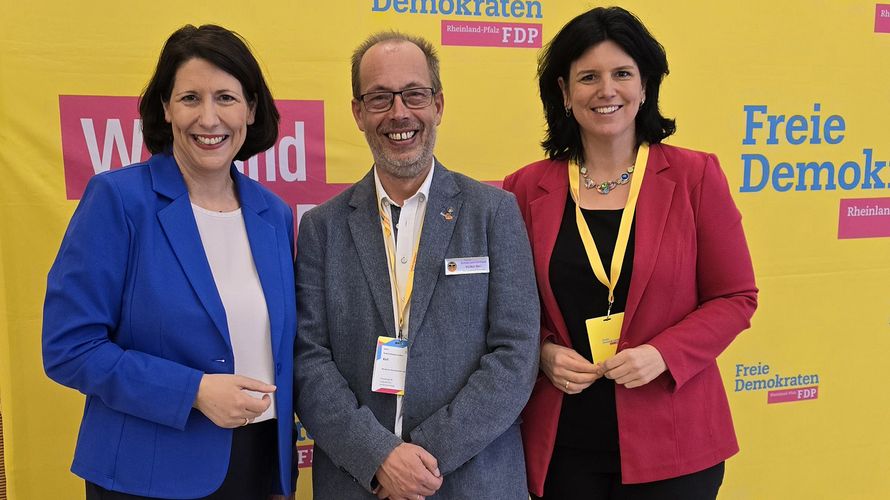 Ehrengast beim Parteitag der rheinland-pfälzischen FDP: Der Stellvertreter des Landesvorsitzenden West, Stabsfeldwebel Volker Keil, hier mit der stellvertretenden Vorsitzenden der FDP-Bundestagsfraktion Carina Konrad (r.) und der Ministerin für Wirtschaft, Verkehr, Landwirtschaft und Weinbau des Landes Rheinland-Pfalz, Daniela Schmitt. Foto: privat