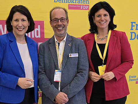 Ehrengast beim Parteitag der rheinland-pfälzischen FDP: Der Stellvertreter des Landesvorsitzenden West, Stabsfeldwebel Volker Keil, hier mit der stellvertretenden Vorsitzenden der FDP-Bundestagsfraktion Carina Konrad (r.) und der Ministerin für Wirtschaft, Verkehr, Landwirtschaft und Weinbau des Landes Rheinland-Pfalz, Daniela Schmitt. Foto: privat