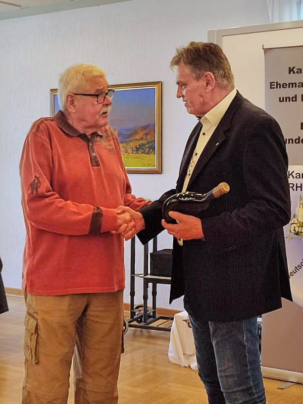 Verabschiedung von Oberstleutnant a.D. Klaus Voshage durch Vorsitzenden Oberstleutnant d.R. Hans-Joachim Berger. Foto: Julia Moeck