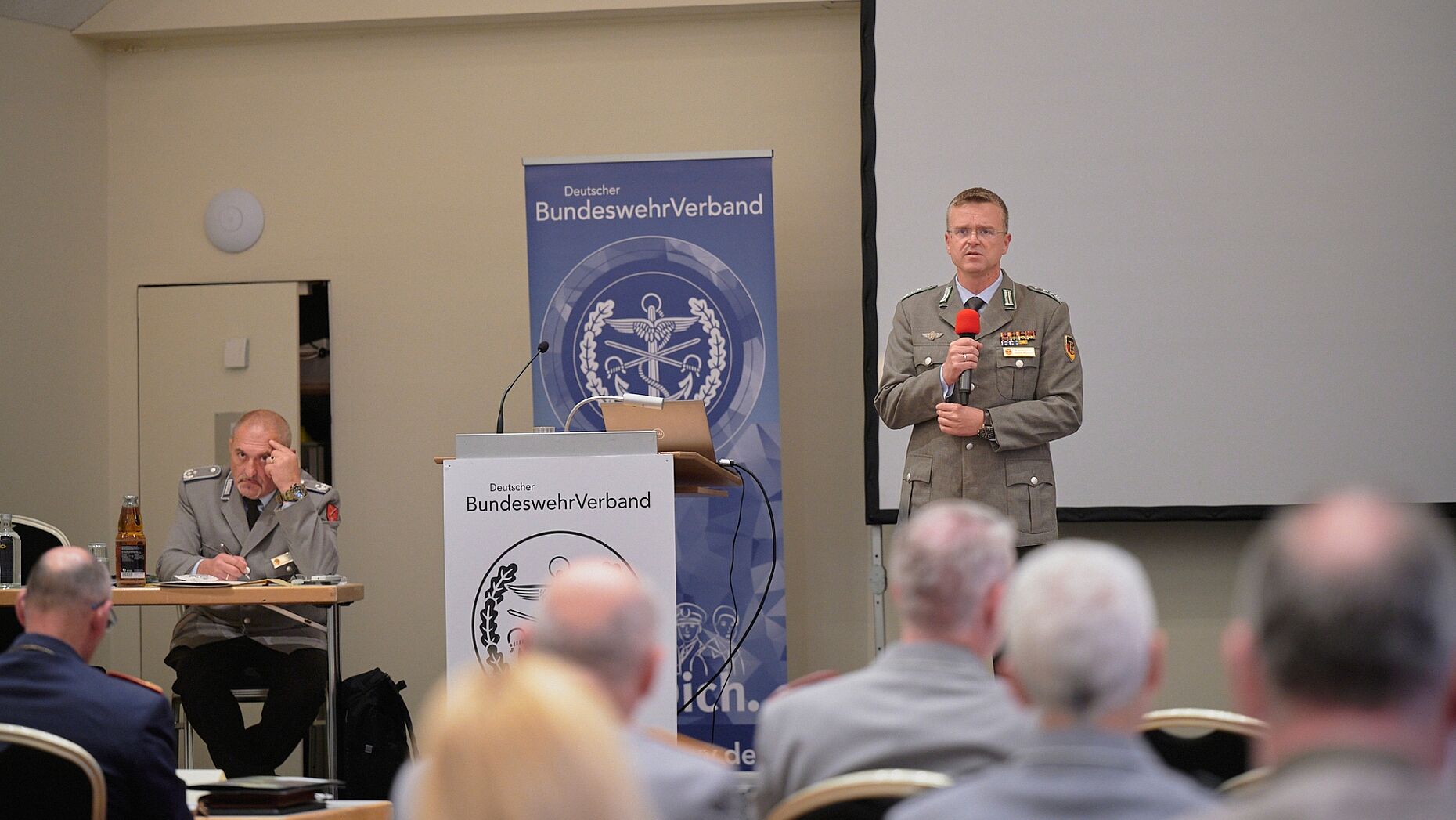 Bundesvorsitzender Oberst André Wüstner ging auf die politische Lage nach der Bundestagswahl ein und erläuterte die Veränderungen seit der letzten Legislaturperiode. Foto: Ingo Kaminsky