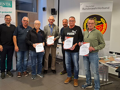 Die Mitgliederversammlung der KERH Neckarzimmern informierte über Angebote von MEDIRENTA und würdigte langjährige Mitglieder für ihre Treue zum DBwV. Im Bild (von links): Stephan Forster (MEDIRENTA), KERH-Vorsitzender Jürgen Zechner, Erwin Schindler, Cornelius Kotulla, Bezirksvorsitzender Gerd-Josef Bopp, Norbert Wilbrecht und Günther Wagner.  Foto: Jürgen Zechner