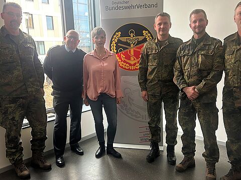 Der stellvertretende Landesvorsitzende, Hauptmann Alexander Dreiser (3. vr) bei seinem Besuch im Karrierecenter der Bundeswehr in Erfurt. Foto: Alexander Dreiser