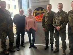 Der stellvertretende Landesvorsitzende, Hauptmann Alexander Dreiser (3. vr) bei seinem Besuch im Karrierecenter der Bundeswehr in Erfurt. Foto: Alexander Dreiser