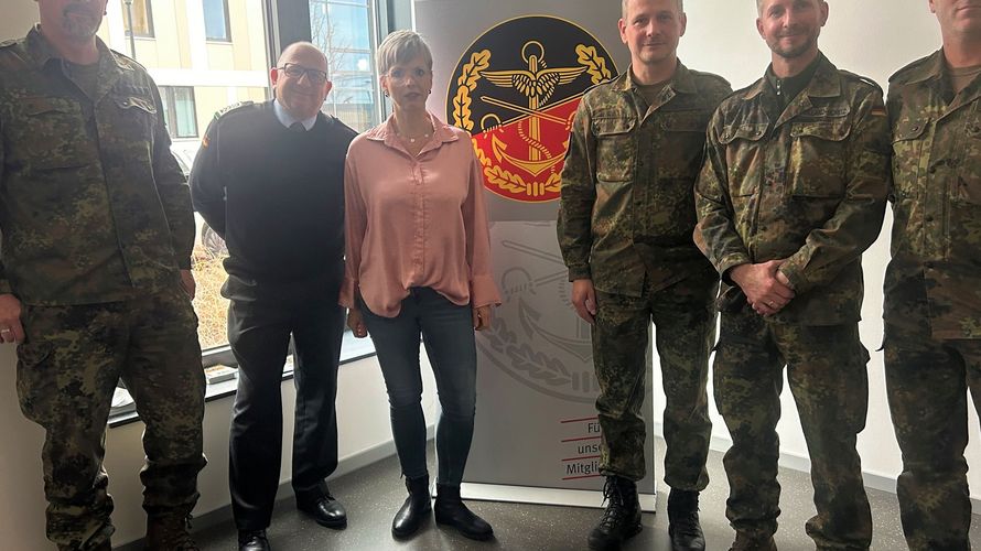 Der stellvertretende Landesvorsitzende, Hauptmann Alexander Dreiser (3. vr) bei seinem Besuch im Karrierecenter der Bundeswehr in Erfurt. Foto: Alexander Dreiser