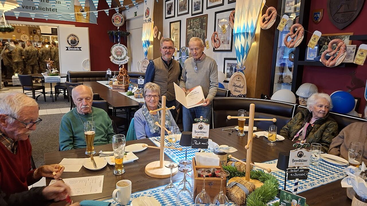 Auch eine Mitgliederehrung gab es beim Oktoberfest der Kameradschaft Ehemalige, Reservisten, Hinterbliebene (KERH) in Merzig                                                                            Foto: Oberstabsfeldwebel a.D. Walter Hettinger