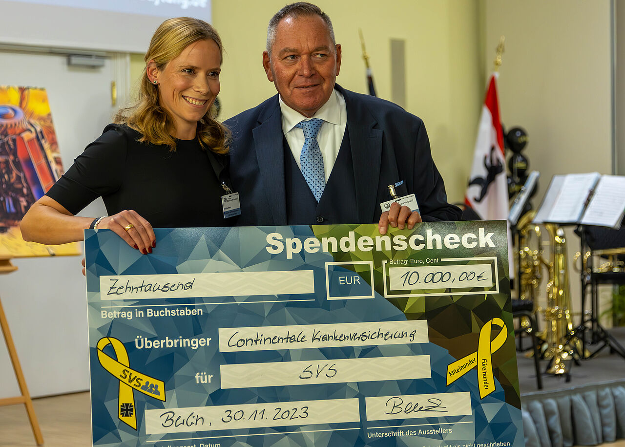 Von der Continentale Krankenversicherung gab es einen beachtlichen Spendenscheck. Einen Spendenscheck für die SVS in gleicher Höhe gab es am Abend vom Rohdich'schen Legatenfonds.