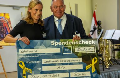 Von der Continentale Krankenversicherung gab es einen beachtlichen Spendenscheck. Einen Spendenscheck für die SVS in gleicher Höhe gab es am Abend vom Rohdich'schen Legatenfonds.