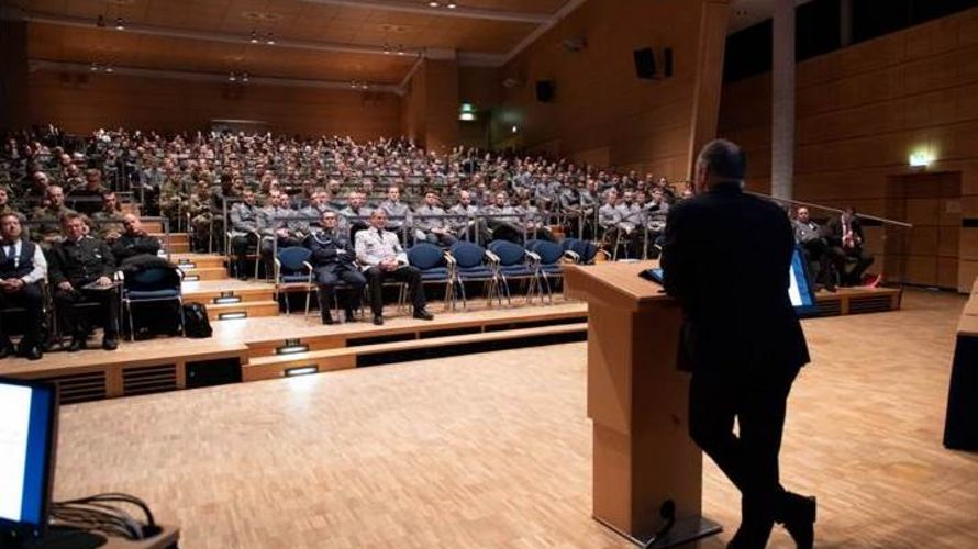 OStFw a.D. Görlich vor den Lehrgangsteilnehmern des Offizierlehrgangs 2. Foto: OSH/Lützner