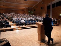 OStFw a.D. Görlich vor den Lehrgangsteilnehmern des Offizierlehrgangs 2. Foto: OSH/Lützner