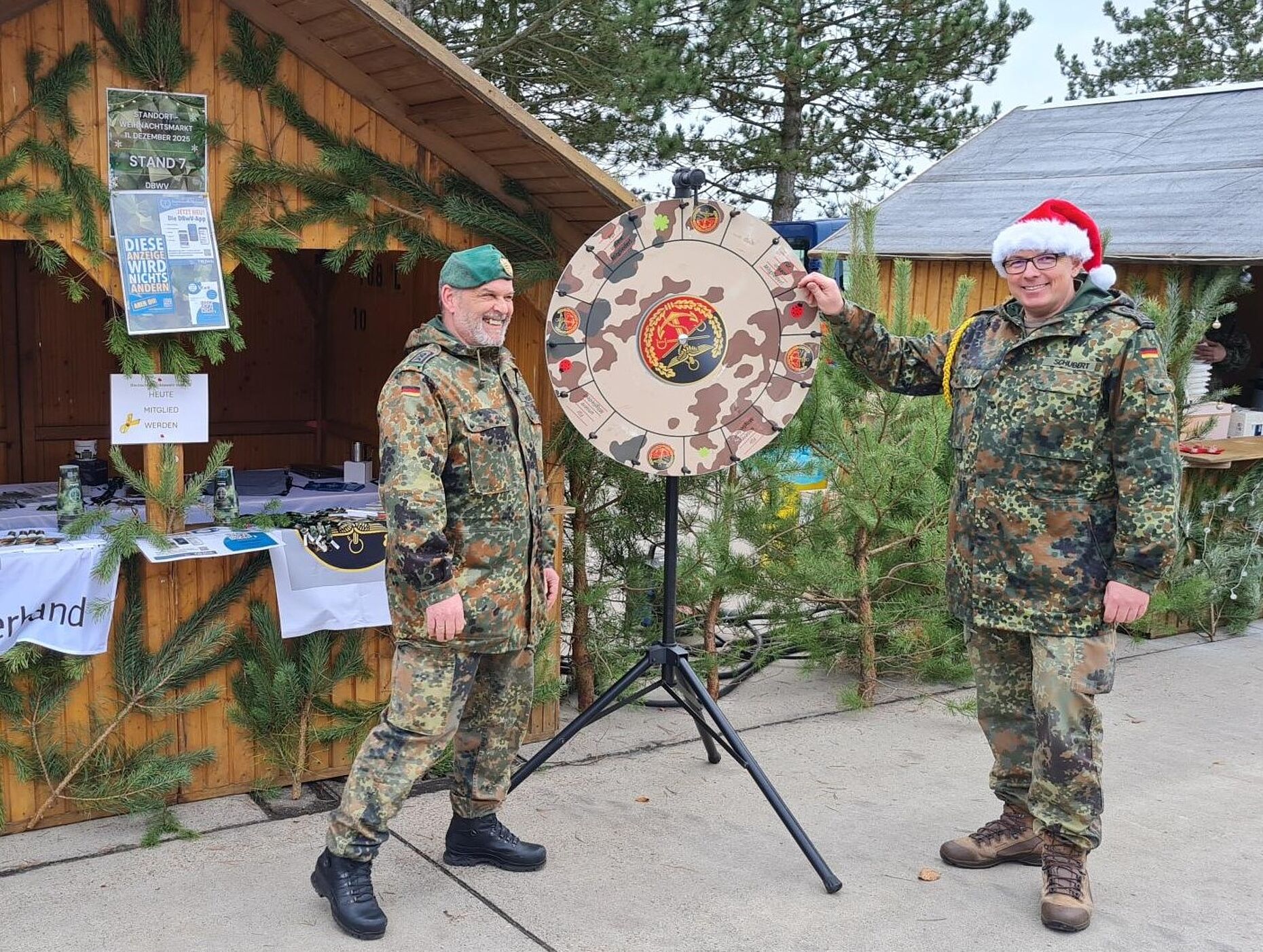 Auch die Kompaniefeldwebel ließen es sich nicht nehmen, am Glücksrad des DBwV zu drehen. Foto: Michael Edlinger