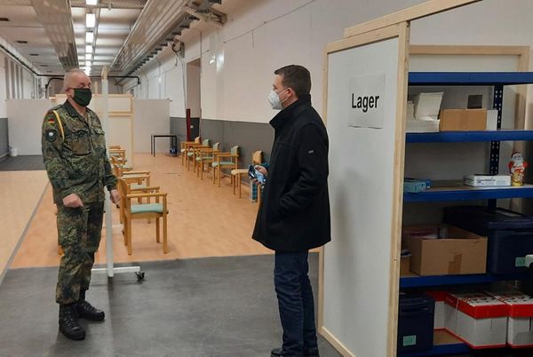 Oberstleutnant André Wüstner (r.) besuchte die Fieberambulanz und das künftige Impfzentrum in Koblenz-Oberwerth. Foto: DBwV