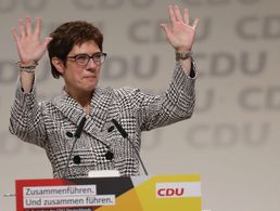 Die neu gewählte CDU-Vorsitzende Annegret Kramp-Karrenbauer winkt auf dem CDU-Bundesparteitag den Delegierten zu. Foto: Christian Charisius/dpa