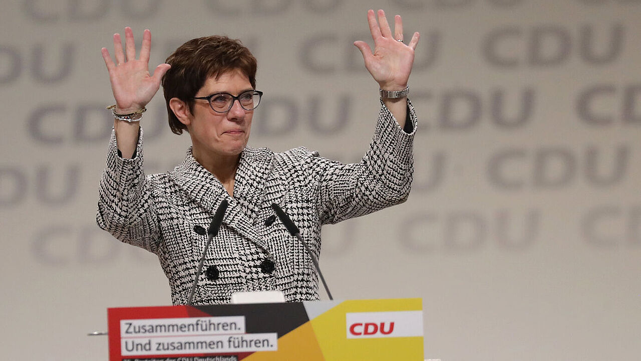 Die neu gewählte CDU-Vorsitzende Annegret Kramp-Karrenbauer winkt auf dem CDU-Bundesparteitag den Delegierten zu. Foto: Christian Charisius/dpa