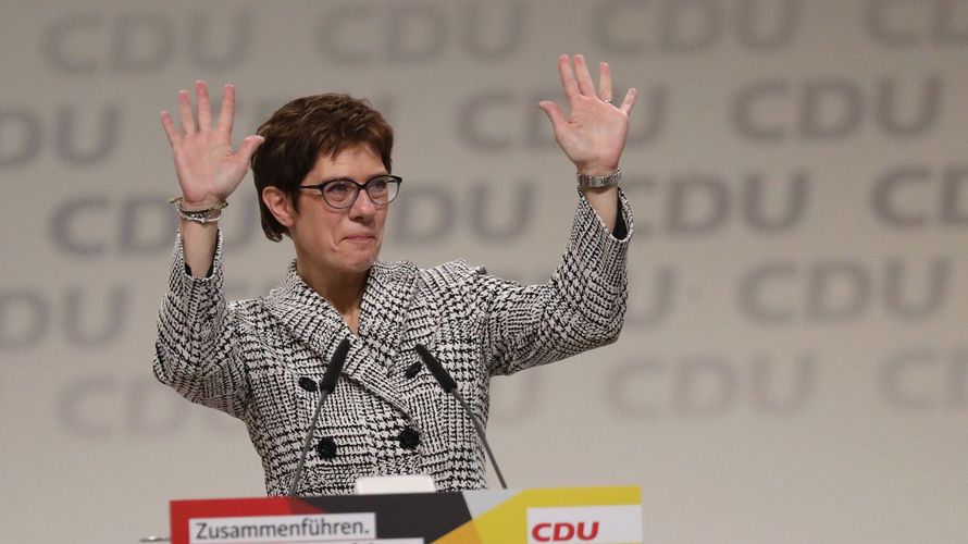 Die neu gewählte CDU-Vorsitzende Annegret Kramp-Karrenbauer winkt auf dem CDU-Bundesparteitag den Delegierten zu. Foto: Christian Charisius/dpa