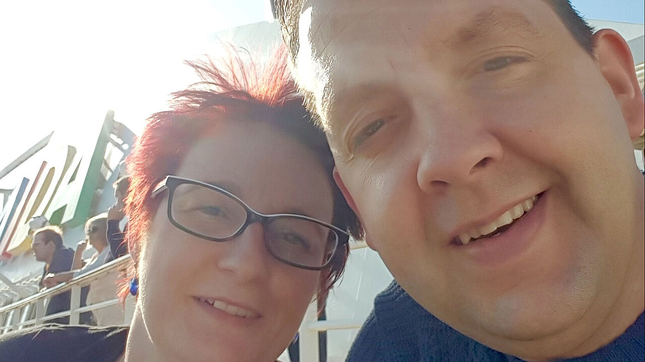 Entspannte Tage auf hoher See: Dirk Kunadt mit seiner Frau auf der Aida Foto: privat