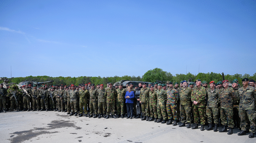 Bundeskanzlerin Angela Merkel steht nach einer Vorführung der Very High Readiness Joint Task Force (VJTF) mit den Soldaten für ein Gruppenfoto auf dem Übungsplatz. Neben ihr steht Brigadegeneral Ullrich Spannuth (l.). Foto: dpa
