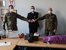 Hauptbootsmann Michael Ebersbach (M.) dankte Oberstleutnant Carsten Würner (l.) und Hauptmann Norbert Schleuchardt. Foto:DBwV/Trump