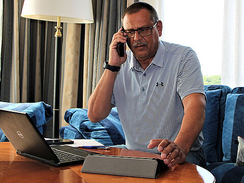 Stabshauptmann Martin Vogelsang hat sich mit dem mobilen Arbeiten arrangiert. Foto: DBwV/Hahn