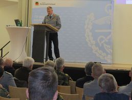 Brigadegeneral Jared Sembritzki während seines Informationsvortrags. Foto: Veit Fuchs