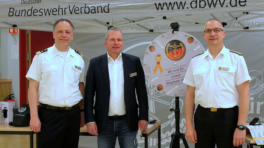 Am DBwV-Stand in Bremerhaven (v.l.n.r.): Dieter Lesch, der Standortbeauftragte Oberstabsbootsmann a.D. Andreas Pötter und Ingo Minkau. Foto: DBwV