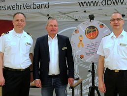 Am DBwV-Stand in Bremerhaven (v.l.n.r.): Dieter Lesch, der Standortbeauftragte Oberstabsbootsmann a.D. Andreas Pötter und Ingo Minkau. Foto: DBwV