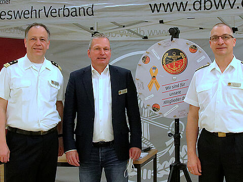 Am DBwV-Stand in Bremerhaven (v.l.n.r.): Dieter Lesch, der Standortbeauftragte Oberstabsbootsmann a.D. Andreas Pötter und Ingo Minkau. Foto: DBwV