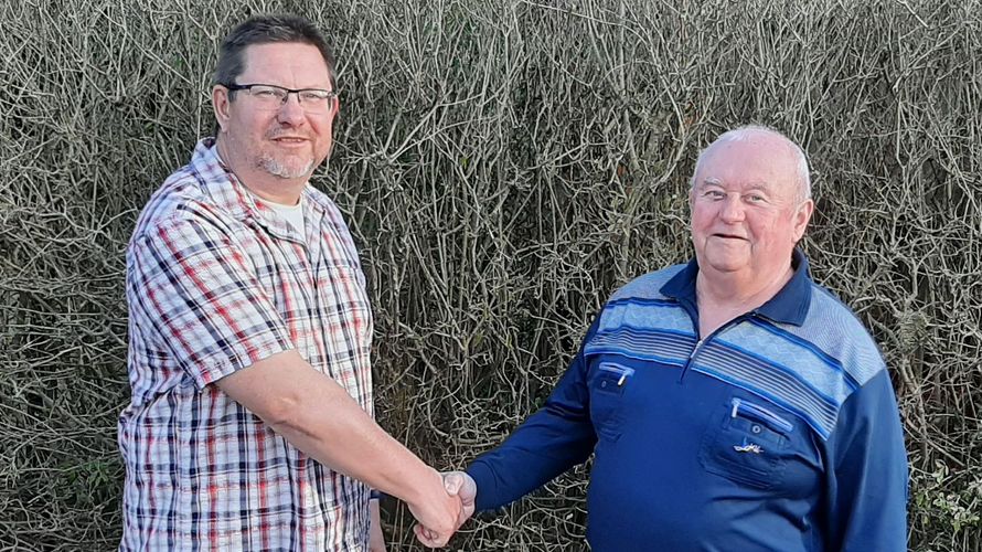 Mit einem Handschlag wurde die Übergabe zwischen Stabsfeldwebel Wolfgang Gottschling und Hauptmann a.D. Jan Weisig (l.) besiegelt. Foto: DBwV/Trump