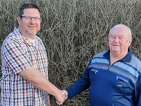 Mit einem Handschlag wurde die Übergabe zwischen Stabsfeldwebel Wolfgang Gottschling und Hauptmann a.D. Jan Weisig (l.) besiegelt. Foto: DBwV/Trump