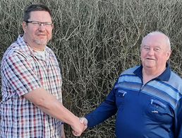 Mit einem Handschlag wurde die Übergabe zwischen Stabsfeldwebel Wolfgang Gottschling und Hauptmann a.D. Jan Weisig (l.) besiegelt. Foto: DBwV/Trump