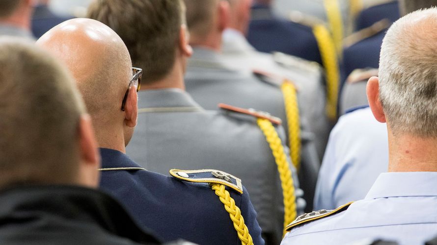 Kennzeichen gelbe Kordel: Kompaniefeldwebel, auch Spieße genannt, nehmen eine besondere Position in der Truppe ein. Foto: Bundeswehr/Döpke