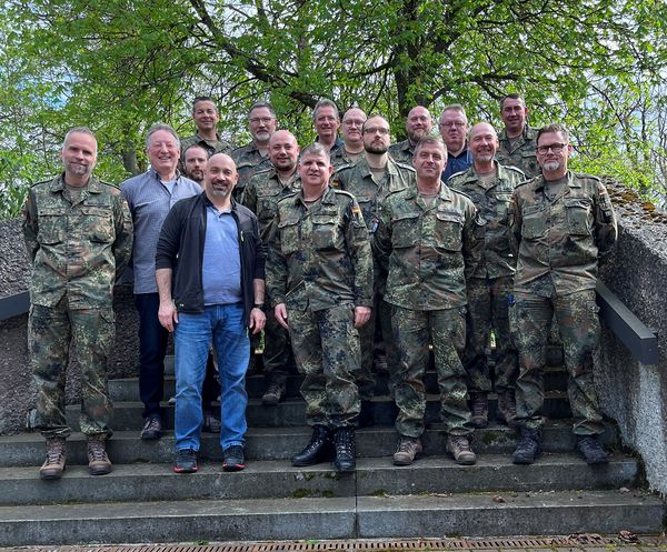 Der Vorstand der StoKa Hammelburg unter dem Vorsitzenden Stabsfeldwebel Frank Bott (1.Reihe, M.). Foto: StoKa Hammelburg