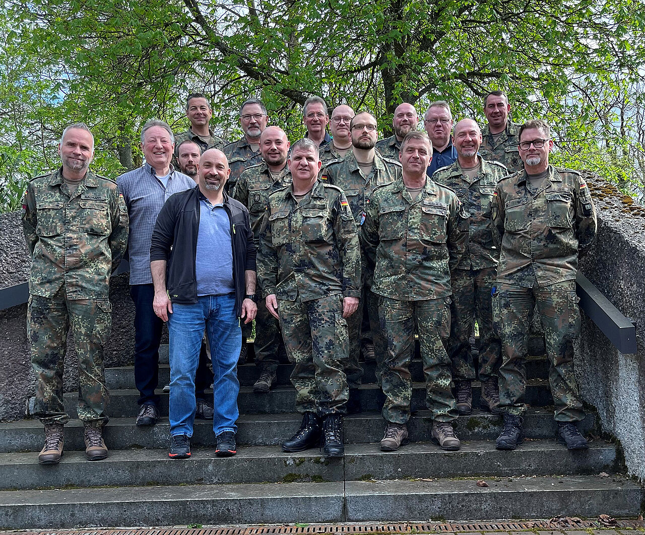 Der Vorstand der StoKa Hammelburg unter dem Vorsitzenden Stabsfeldwebel Frank Bott (1.Reihe, M.). Foto: StoKa Hammelburg