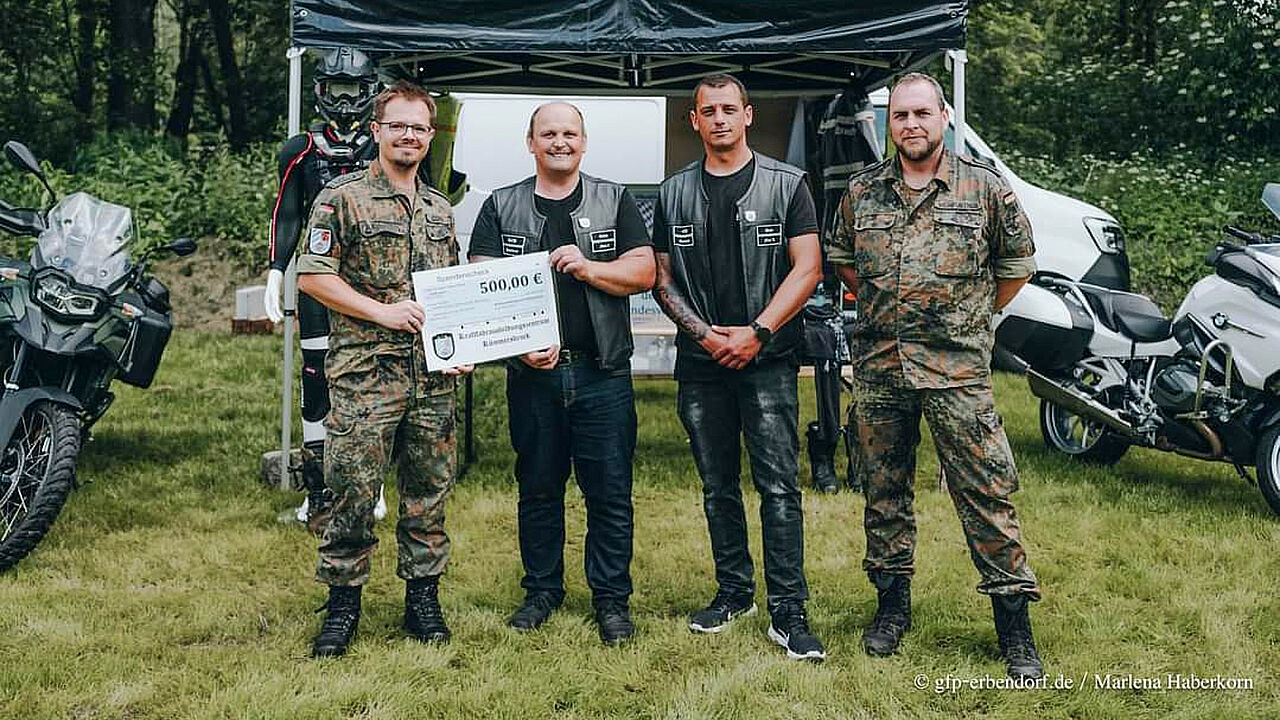 Personalratsvorsitzender Hauptfeldwebel Leder und stellvertretender TruKa-Vorsitzender Samein Smith bei der Scheckübergabe an den GFP Motorradfreunde Erbendorf e.V.. Foto: GFP