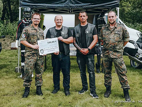 Personalratsvorsitzender Hauptfeldwebel Leder und stellvertretender TruKa-Vorsitzender Samein Smith bei der Scheckübergabe an den GFP Motorradfreunde Erbendorf e.V.. Foto: GFP