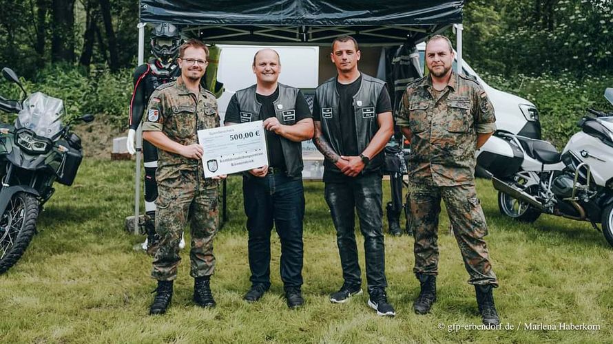 Personalratsvorsitzender Hauptfeldwebel Leder und stellvertretender TruKa-Vorsitzender Samein Smith bei der Scheckübergabe an den GFP Motorradfreunde Erbendorf e.V.. Foto: GFP