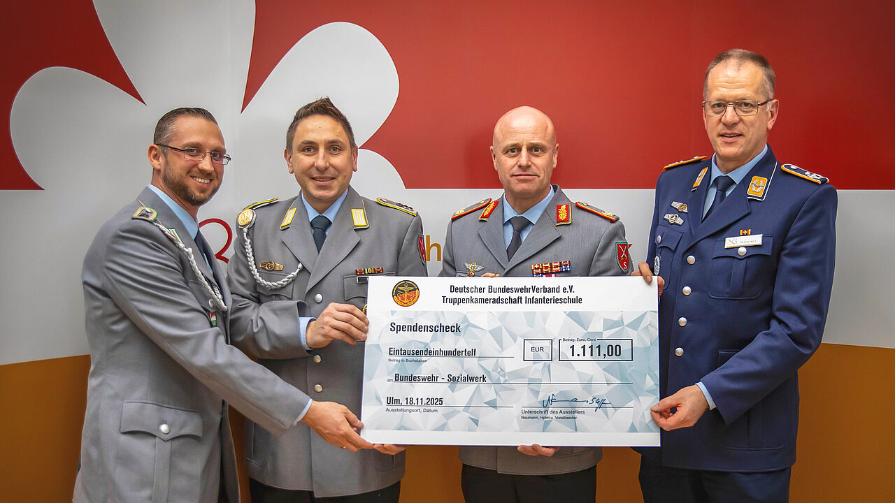 Bei der Übergabe des Spendenschecks an das Bundeswehr-Sozialwerk: stv. Regionalstellenleiter Hammelburg Hauptfeldwebel Jason Bourke, Regionalstellenleiter Hammelburg Stabsfeldwebel Heiko Hertl, Kommandeur InfS Brigadegeneral Andreas Steinhaus und Bereichsvorsitzender Oberstleutnant Wolfgang Schwörer. Foto: Bundeswehr/Donit Latifi
