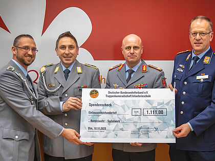 Bei der Übergabe des Spendenschecks an das Bundeswehr-Sozialwerk: stv. Regionalstellenleiter Hammelburg Hauptfeldwebel Jason Bourke, Regionalstellenleiter Hammelburg Stabsfeldwebel Heiko Hertl, Kommandeur InfS Brigadegeneral Andreas Steinhaus und Bereichsvorsitzender Oberstleutnant Wolfgang Schwörer. Foto: Bundeswehr/Donit Latifi