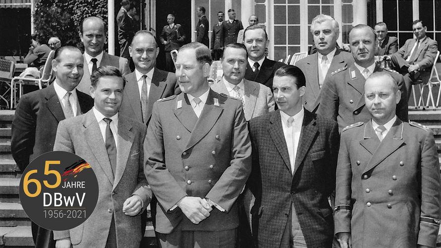 Am 28./29. Mai 1957 fand auf dem Gelände der Bundesgartenschau in Köln die erste Hauptversammlung des Deutschen BundeswehrVerbandes statt. Hermann Stahlberg (zweite Reihe links) wurde als Schatzmeister in den Vorstand unter Oberstleutnant Karl-Theodor Molinari (Mitte) gewählt. Foto: Archiv DBwV