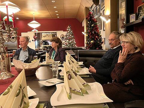 In Merzig ließen die Ehemaligen traditionell des Jahr gemeinsam mit ihren Ehefrauen ausklingen. Foto: M. Schulien