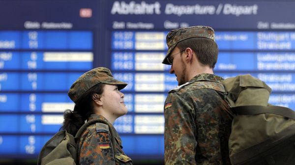 Die CSU will Soldatinnen und Soldaten in Uniform die kostenlose Nutzung des öffentlichen Nah- und Fernverkehrs ermöglichen. Foto: Bundeswehr/Stollberg