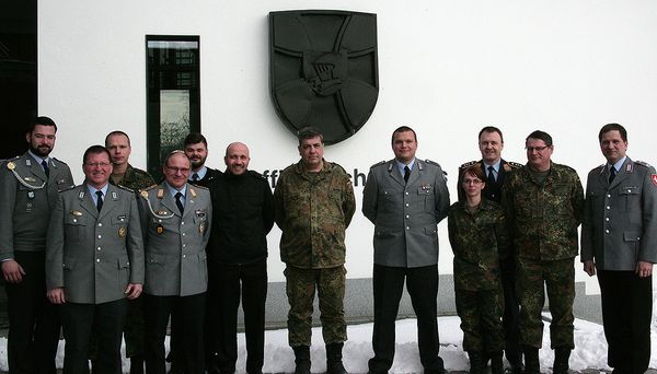 Major Tobias Brösdorf (r.), Sprecher GVPA, mit dem UA4 beim Besuch der Offizierschule des Heeres in Dresden. Foto: DBwV