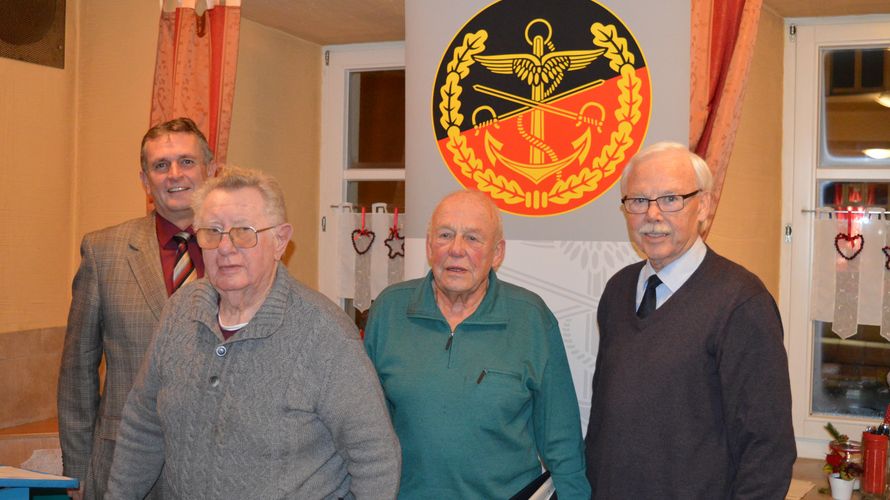 Oberstabsfeldwebel a.D. Bernhard Hauber mit den geehrten Stabsfeldwebel a.D. Fritz Bergdolt und Stabsfeldwebel a.D. Günter Gegg sowie Vorsitzendem Stabsfeldwebel a.D. Norbert Frühwald (v.l.) Foto: DBwV