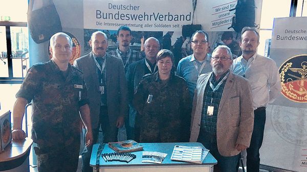 Die Standbetreuer des DBwV kurz vor dem großen Ansturm, (v.l.) Andrè Häusler, Lothar Kopczacki, Michael Grothe, Sabrina Tietz, Carsten Pfenning, Bernd Decker und Torsten Lodomez. (es fehlt: Tim Breuer) Foto: LV West